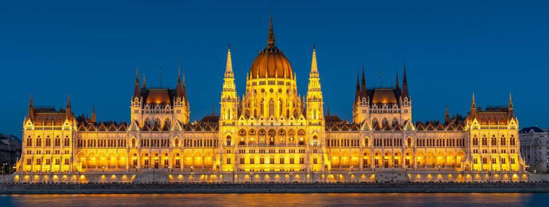 Budapest Parlament nachts beleuchtet